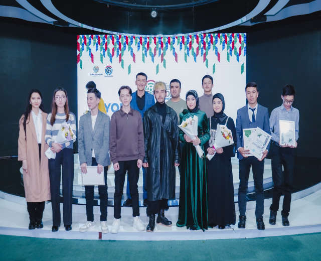 Gruppe von Menschen auf einer Bühne mit Blumensträußen und Urkunden, im Hintergrund ein "Youth Solar Awards 2019"-Schild