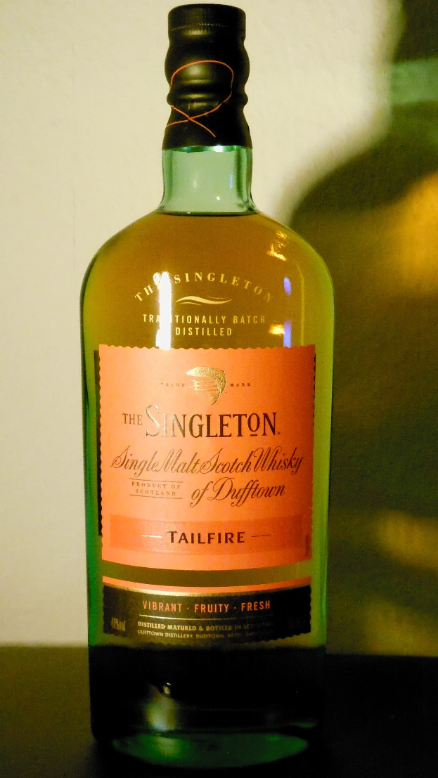 Tiefe Bernsteinflasche Singleton of Dufftown Tailfire Single Malt Scotch Whisky mit einem schwarzen Etikett, das ein Wappen mit einem Löwen und einer Burg zeigt.