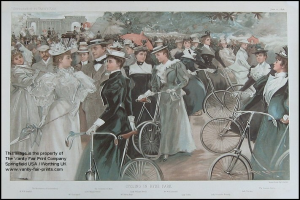 Gruppe von Menschen, die Fahrräder in Hyde Park, London fahren, mit Bäumen und einem Gebäude im Hintergrund und Text unten.