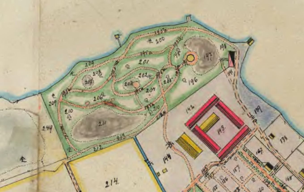 Alte Karte eines Stadtpark-Layouts mit nummerierten Gebäuden und Textanmerkungen.