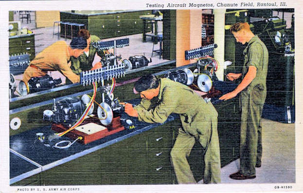 Gruppe von Männern, die an Maschinen in einer Fabrik arbeiten, mit Text oben und unten auf dem Bild.