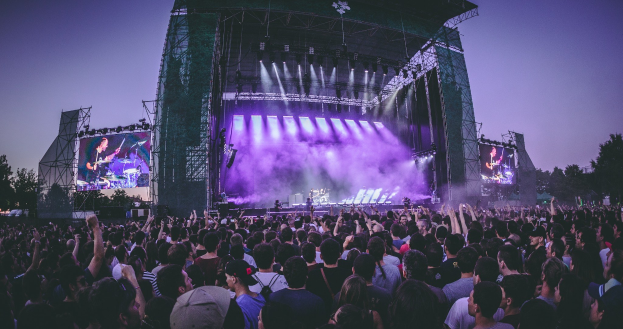 Plakat für ein Konzert im Chorloge-Theater in Paris mit einer Gruppe in farbenfrohen Kostümen und umgebendem Text.