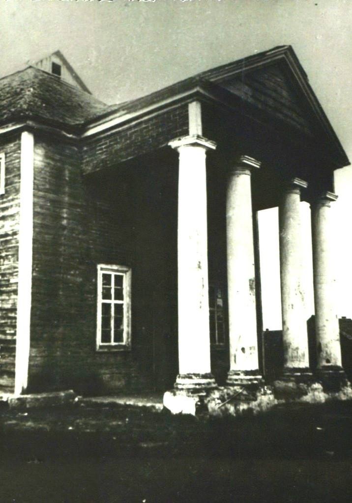Schwarzes und weißes Foto eines alten Gebäudes mit dem Text "Lutherische Kirche"
