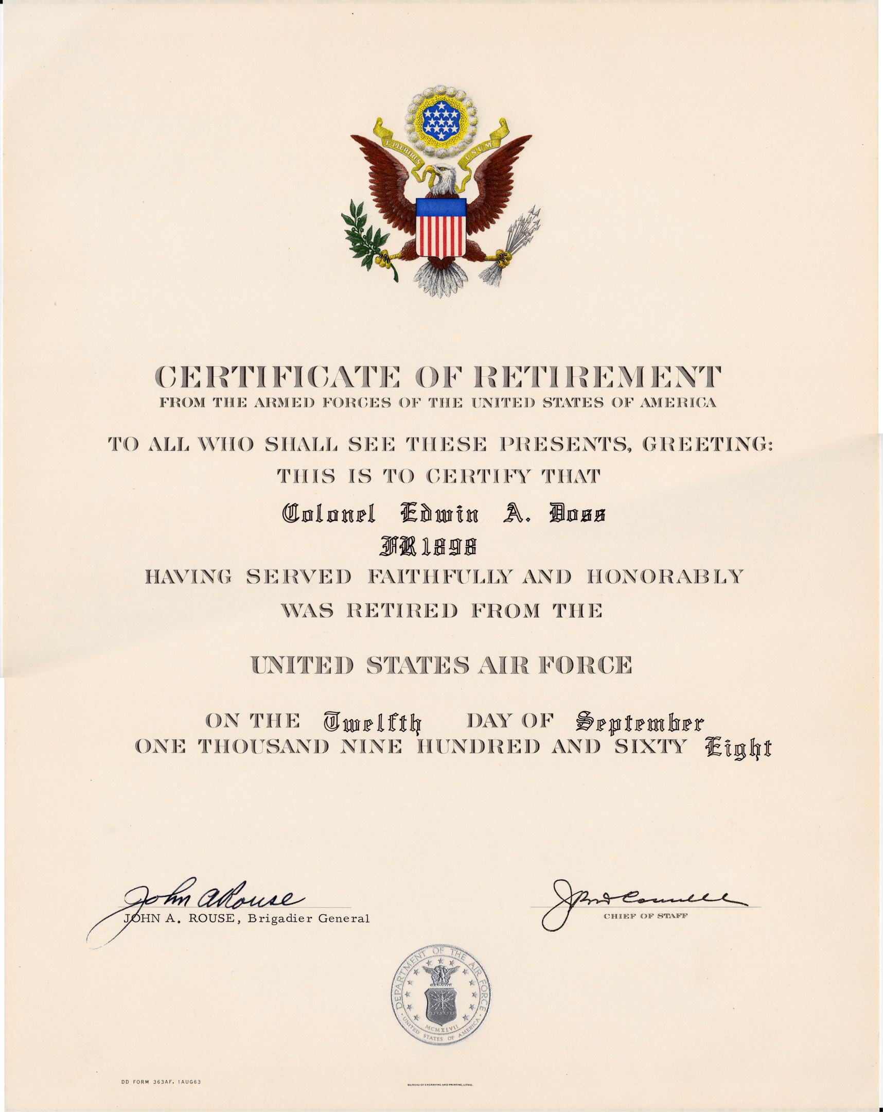 Förmliches United States Air Force-Rentenbescheinigung mit blauem Hintergrund, goldenem Siegel mit einem Adler und einem Stern sowie fettem schwarzem Text, der "Certificate of Retirement" liest.