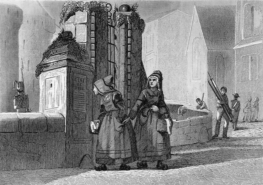 Schwarz-Weiß-Gravur Von Zwei Frauen, Die Vor Einem Gebäude Stehen Mit Einigen Leuten Im Hintergrund, Betitelt "Victorianische Frauen In Der Stadt London."