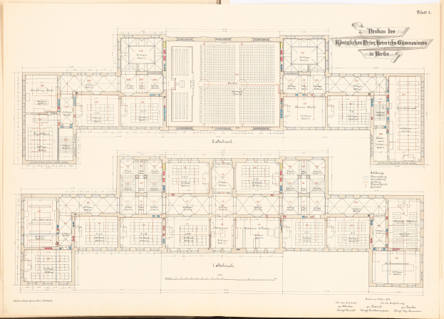 Offenes Buch mit detailliertem Grundriss des Berliner Olympia-Gymnasiums mit begleitendem Text.