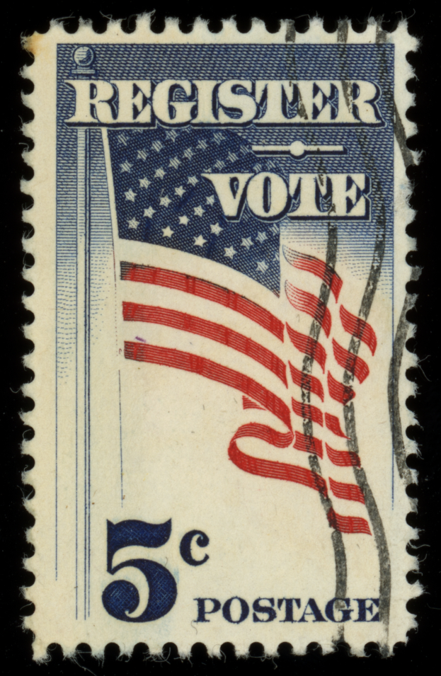 Eine Briefmarke mit einer amerikanischen Flagge in der Mitte, auf der "Register Vote" in fetter weißer Schrift darüber steht, vor einem schwarzen Hintergrund.