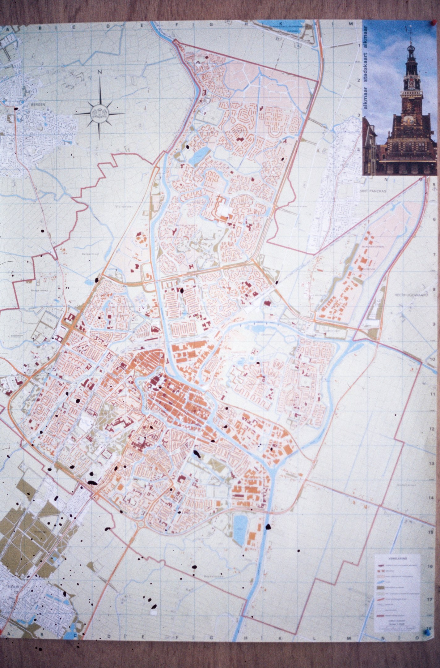 Karte von Berlin, Deutschland, auf einer Holzfläche mit einer Gebäudeillustration oben rechts.