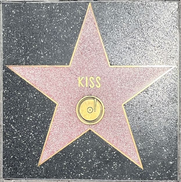 Star auf dem Hollywood Walk of Fame mit dem Wort 'Kuss' darauf eingraviert.