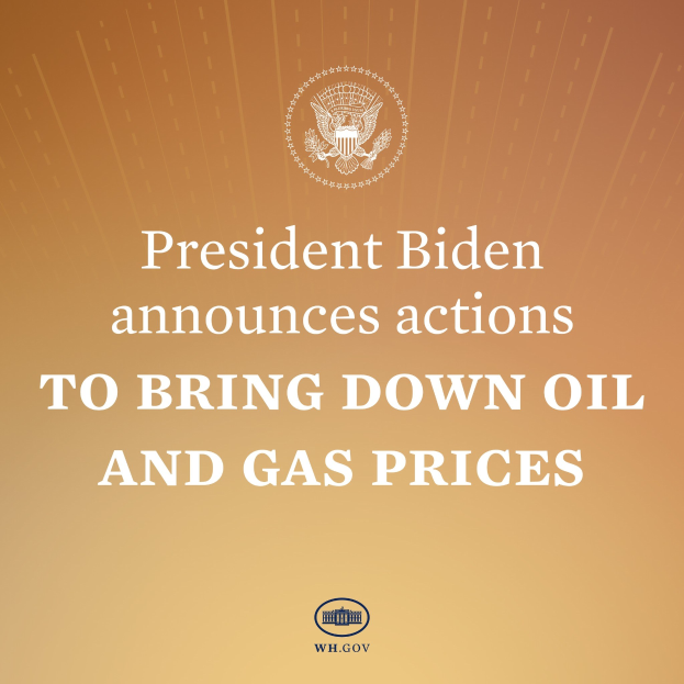 Präsident Biden an einem Rednerpult bei der Ankündigung von Maßnahmen zur Reduzierung von Öl- und Gaspreisen, mit einem Plakat im Hintergrund.