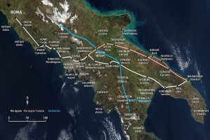 Eine Karte von Italien mit einer blauen Linie, die eine kreisförmige Zugroute von und nach Rom nachzeichnet, beschriftet mit Städten und Dörfern entlang des Weges.