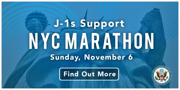 Plakat, das den New York City Marathon mit dem Text "j-1s unterstützen NYC Marathon" und dem Logo des Events ankündigt, das am Sonntag, den 6. November stattfindet.