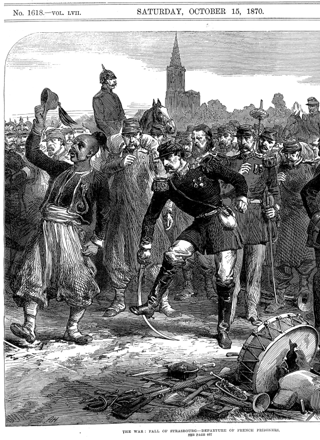 Schwarze und weiße historische Illustration von einer verzweifelten Gruppe von Menschen, die vor einem hohen, imposanten Gebäude stehen, während des Sachsen-Anhalt-Krieges am 15. Oktober 1870, mit einem orangefarbenen Sonnenuntergang.