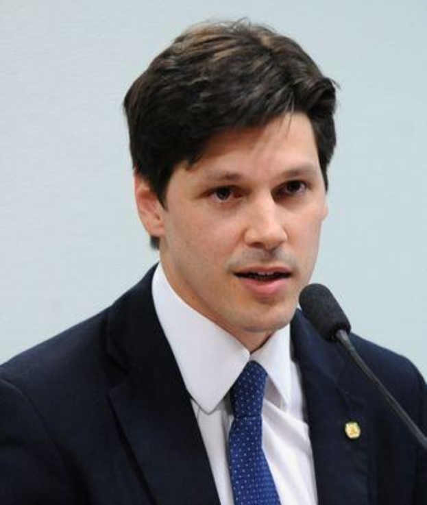 Ein Mann im Anzug spricht in ein Mikrofon, wahrscheinlich um über ein vom Staat genehmigtes Gesetz zur Internetsperre zu sprechen.