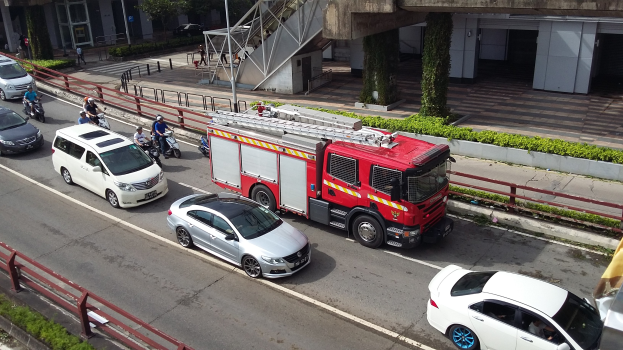 Ratingen: Feuer auf der A3 mit schwer verletztem Person in einem Elektrofahrzeug