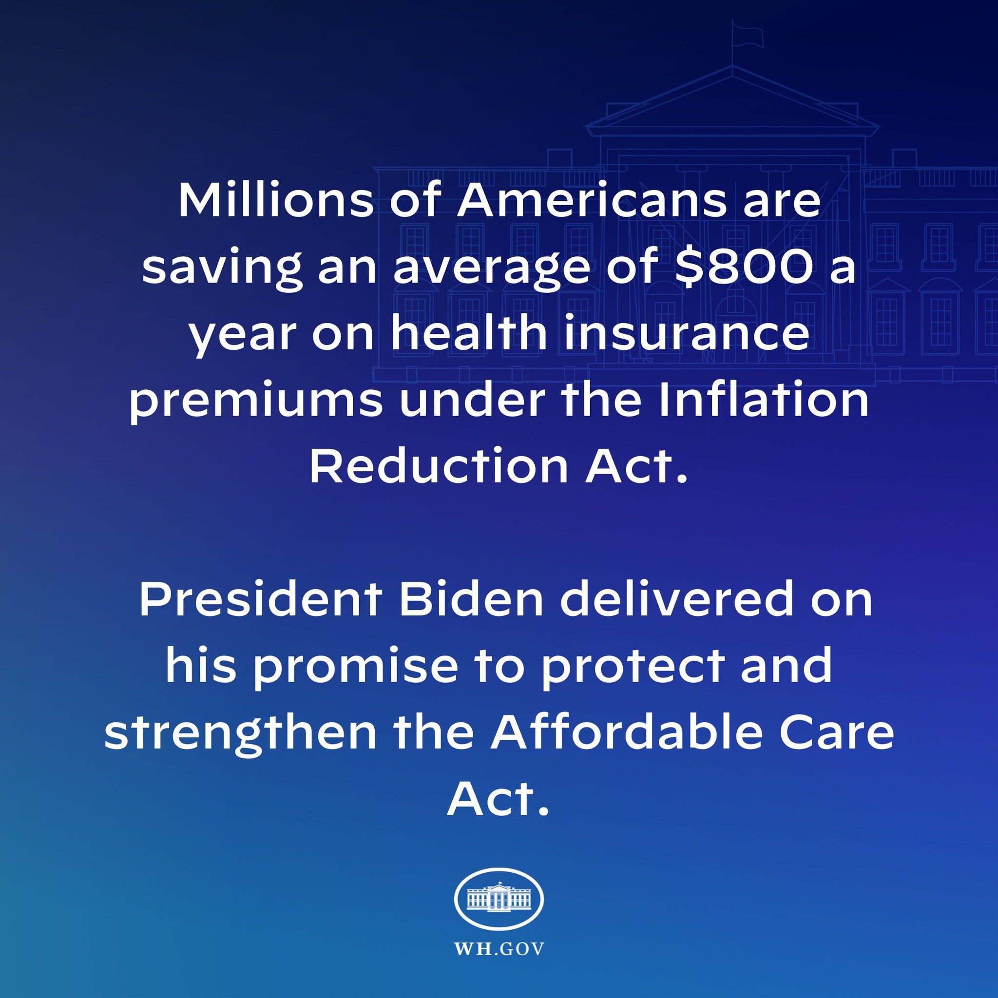 Blauer Hintergrund mit weißer Schrift, die besagt, dass Millionen von Amerikanern durchschnittlich 800 USD pro Jahr an Gesundheitsversicherungsprämien unter dem Inflation Reduction Act sparen, mit einem Logo.