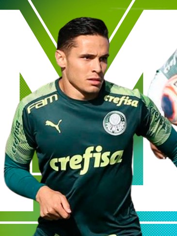 Ein entschlossener Fußballspieler in einem grün-weißen Trikot (Nummer 19) läuft mit einem Ball während eines Match Attax Champions League 2019/20-Spiels.