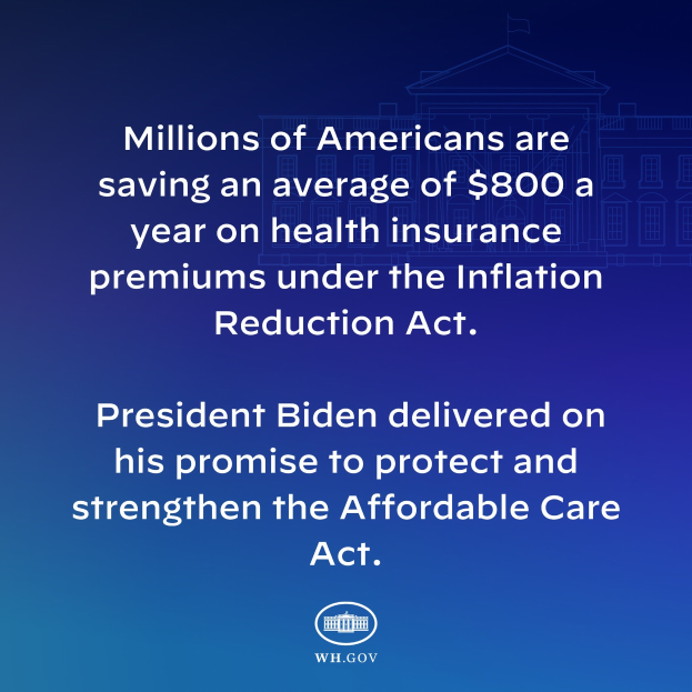 Blauer Hintergrund mit weißer Schrift, die besagt: "Millionen von Amerikanern sparen durchschnittlich 800 USD im Jahr bei den Gesundheitsversicherungsprämien unter dem Inflation Reduction Act" in der Mitte, begleitet von einem Logo.