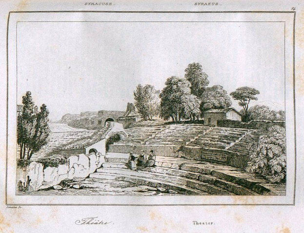 Gravur der Ruinen des römischen Amphitheaters in Syrakus mit Menschen auf den Stufen, umgeben von Bäumen, Häusern und einem Himmel-Hintergrund, mit dem Text "Syrakus, Syrakus, Theater, Theater" unten.