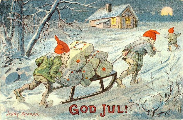 Vintage-Weihnachtsgrußkarte mit zwei Gnomen, die einen Schlitten mit Geschenken durch verschneite Wälder ziehen, mit einem Haus und Mond im Hintergrund und der Inschrift "God Jul".
