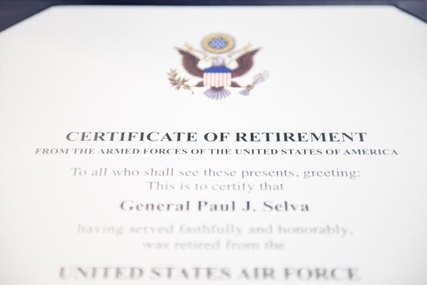 Rahmenurkunde des Ruhestands der United States Air Force mit blauem Rand, das ein zentrales Sternschild-Logo in einem Lorbeerkranz und eine 'Ruhestand'-Bannerschrift in Schwarz zeigt.