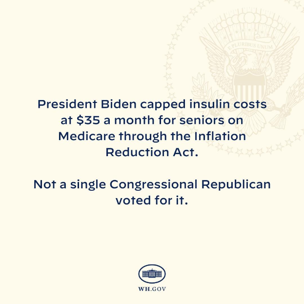 Plakat mit Text, der "Präsident Biden beschränkte die Insulin-Kosten auf 35 Dollar pro Monat für Senioren mit Medicare durch das Inflation Reduction Act" neben einem Logo.