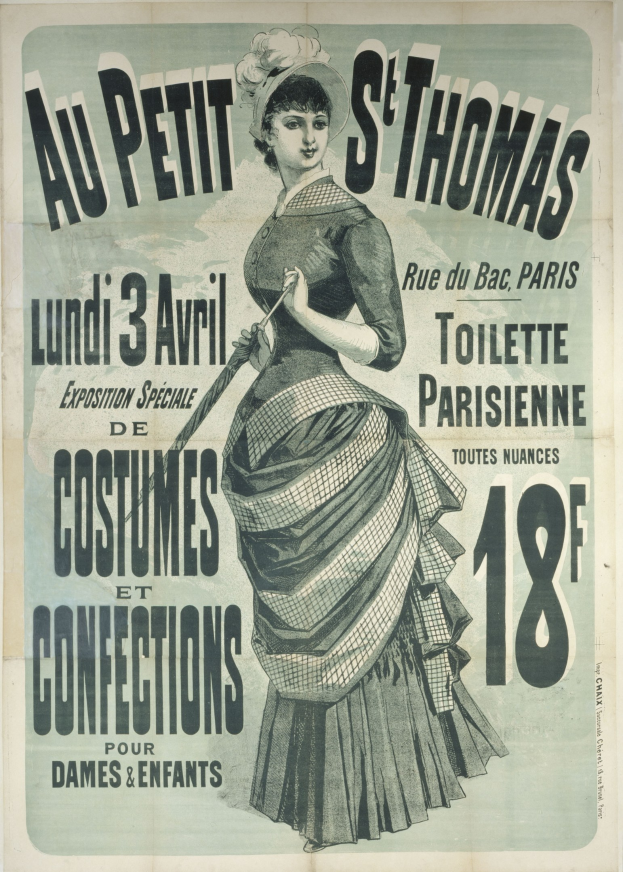 Ein Vintage-Plakat, das eine Kostümvorstellung bewirbt, zeigt eine Frau in einem langen, hochgeschlossenen, langärmeligen Kleid mit einem Dutt, die anmutig mit gefalteten Händen posiert.