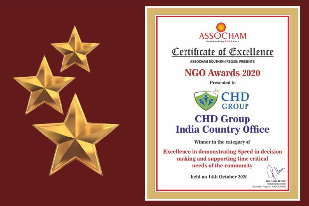 Auszeichnung für die Ngo Awards 2020 mit drei Sternen links, Text "Chd Group India Country Office" rechts und einem Schild-Logo mit einem zentralen Stern und einem Lorbeerkranz.