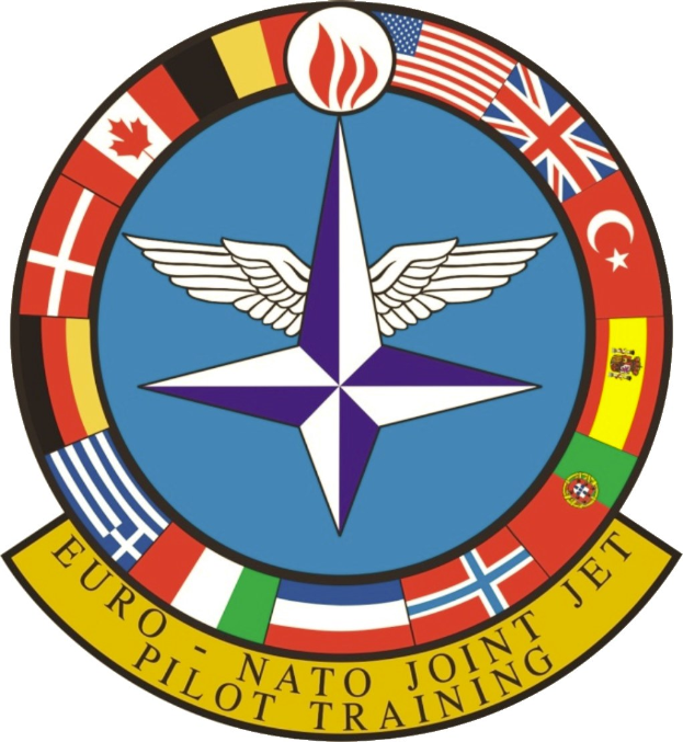 Blauer Kreis mit einem weißen Stern in der Mitte, umgeben von vierfarbigen Flaggen, und weißer Text, der 'NATO Joint Jet' liest.