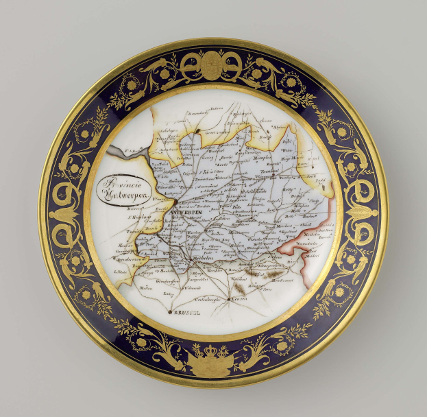 Ein dekorativer Teller mit einer detaillierten Deutschlandkarte, verziert mit kunstvollen Designs und Texten, vor einem weißen Hintergrund.