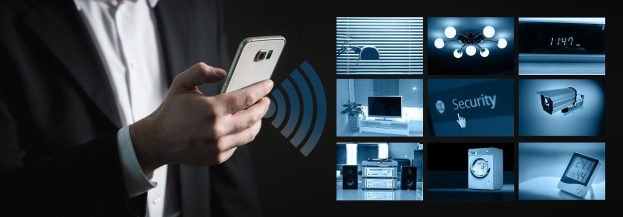 Ein Mann in einem Anzug hält ein Smartphone in der Hand und ist von verschiedenen Heim-Sicherheitssystemen umgeben, was darauf hindeutet, dass er darauf zugreift, um sie zu überwachen oder zu steuern.