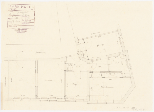 Schwarz-weißer architektonischer Grundriss eines Parkhotels, der Raumaufteilung, Fenster, Türen und Abmessungen zeigt, mit zusätzlichem handgeschriebenem Text.