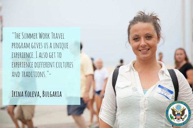 Eine Frau mit einer Tasche lächelt umgeben von einer Gruppe von Menschen, die gehen, mit Text auf der linken Seite, der über ein Sommerarbeitspraktikumsprogramm berichtet.