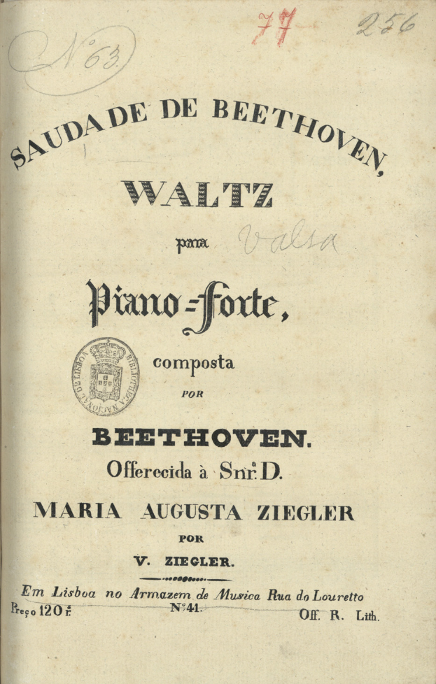 Ein altes Buch mit dem Titel "Waltz Piano-Forte, Komposition für Beethoven" liegt aufgeschlagen da, das eine Seite mit schwarzem Text zeigt.