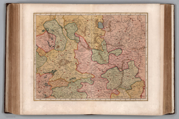 Offenes Buch zeigt eine detaillierte Karte von Deutschlands Regionen.