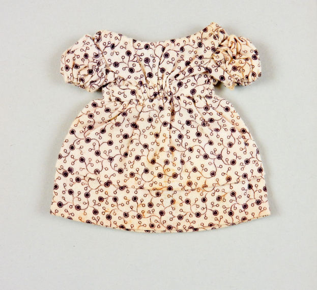 Weißes knielanges Sommerkleid mit rundem Halsausschnitt, kurzen Ärmeln und einem Volantrock, das ein komplexes mehrfarbiges Muster aufweist, auf einer weißen Oberfläche präsentiert.