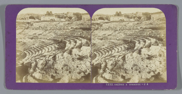 Schwarze und weiße stereoskopische Ansichten eines antiken Amphitheaters in Syrakus, die Sitzreihen, umgebende Strukturen, Bäume und Himmel mit schwachem Text zeigen.