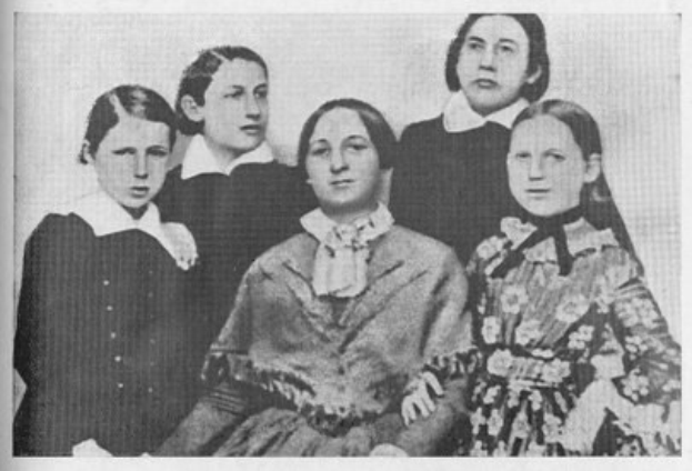 Schwarzes und weißes Foto einer Gruppe von Frauen, mit einer sitzend in der Mitte, aus der Frauenwahlrechtsbewegung, mit verschiedenen Alters- und Ethnien.