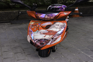 Orangeroller auf der Straße mit Helm, Verkehrskegel, Wand und Bäumen im Hintergrund.