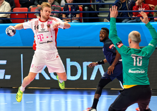 Eine Gruppe von Männern, die auf einem Feld während des Futsal-Weltmeisterschaftsspiels 2019 zwischen Bayern München und Paris Saint-Germain Handball spielen, mit Zuschauern und einer Anzeigetafel im Hintergrund.