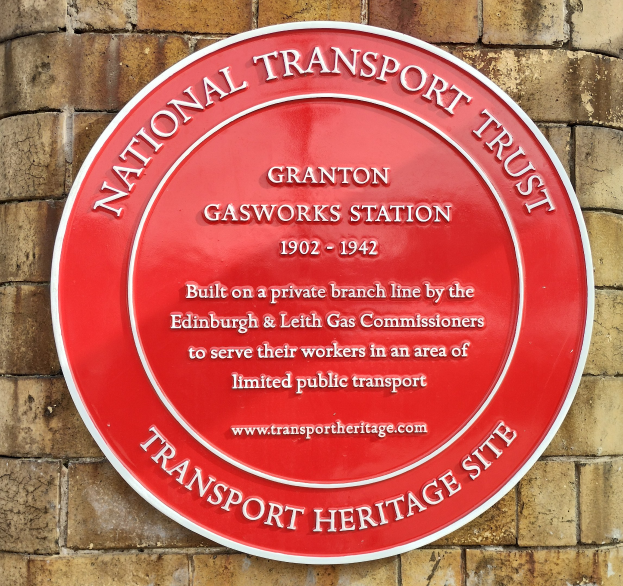 Rotes rundes Schild an einem Backsteingebäude mit der Aufschrift 'Nationaler Verkehrsbund'.