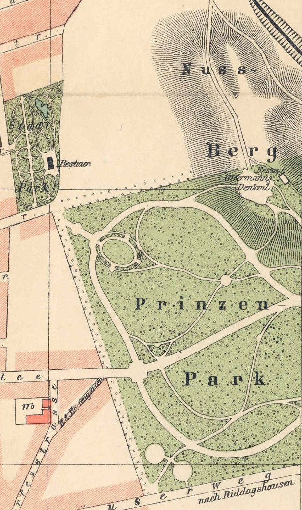 Ausführliche alte Karte von Berlin, Deutschland, die den Standort eines Parks mit Straßen, anderen Parks, Sehenswürdigkeiten und textuellen Informationen über die Größe, den Standort und die Merkmale des Parks markiert.