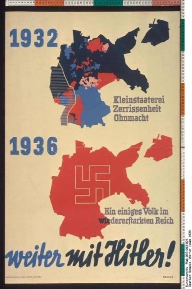 Ein Plakat mit einer Deutschlandkarte, die mit einem Nazi-Hakenkreuz in der Mitte und verschiedenen farbigen Bereichen für unterschiedliche Länder versehen ist, und der Text "Weiter mit Hitler" (übersetzt als "Weiter mit Hitler").