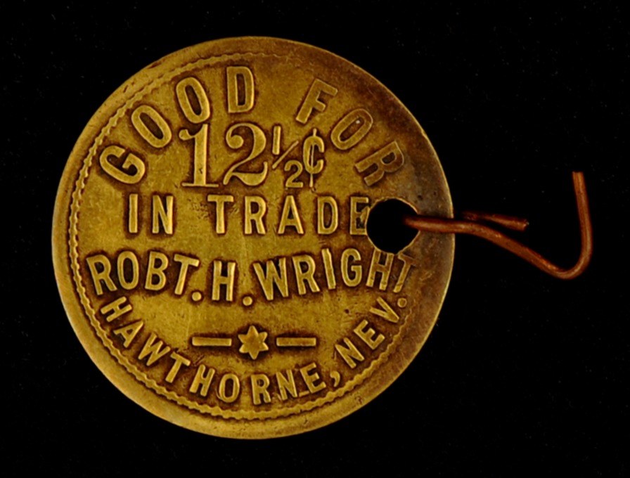 Goldmünze mit der Aufschrift "Gut für 12% im Handel" an einem Haken
