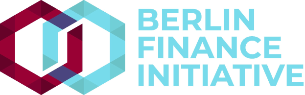 Logo der Berlin Finance Initiative: ein blauer Kreis mit einer weißen Umrandung und einem weißen "B" in der Mitte, umgeben von einem weißen Ring mit einem blau-weißen Karomuster, alles auf einem weißen Hintergrund mit der schwarzen Schrift "Berlin Finance Initiative".