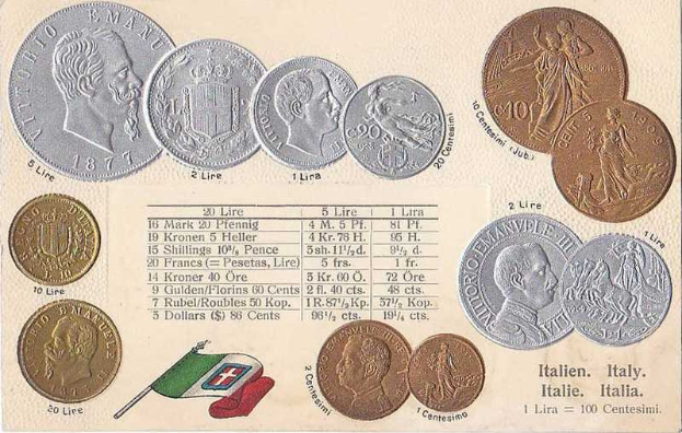 Eine Sammlung italienischer Münzen von 1877–1910, darunter 20-Lire-Stücke, die auf Papier in einer Reihe mit Porträts und Text angeordnet sind und von zwei Flaggen begleitet werden, darunter der italienische Flagge.