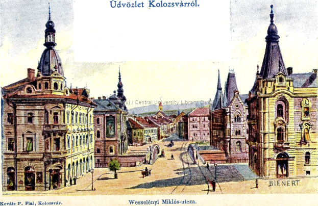 Alte Ansichtskarte einer Stadtstraße in Koloszvár, Tschechische Republik, mit Gebäuden, Bäumen, Menschen und einem Himmel-Hintergrund mit Text oben und unten.