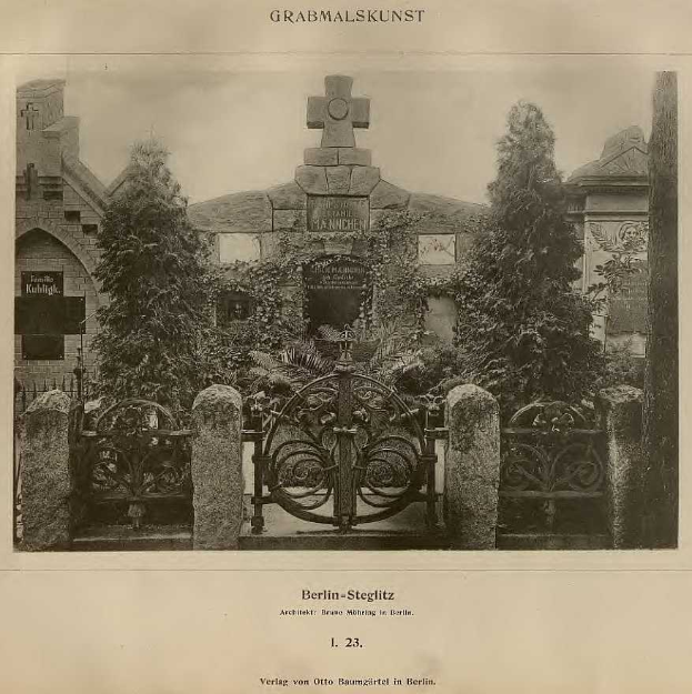 Altes Schwarz-Weiß-Foto eines Friedhofs in Berlin, Deutschland, mit einem Tor, einer Wand, Bäumen und einem Gebäude im Hintergrund und dem Text "Grammalskunst, Berlin-Steglitz, Architekt, Bruue Morning in Berlin" am unteren Rand.