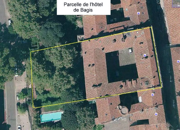 Luftaufnahme eines Hotels mit einem zentralen Swimmingpool, umgeben von Bäumen, Gras und einer Straße mit Fahrzeugen, mit einer Karte, die den Standort des Hotels in Bagis zeigt.