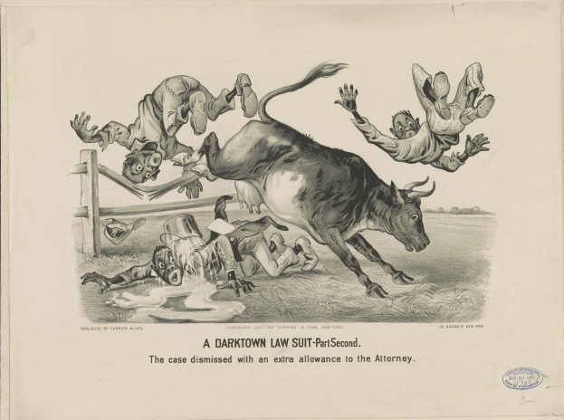Eine Zeichnung auf Papier, die einen Stier mit darauf fallenden Menschen und einen hölzernen Zaun im Hintergrund zeigt, sowie Text am unteren Rand mit der Aufschrift "a darktown law suit-part-second the case dismissed with an extra allowance to the attorney".
